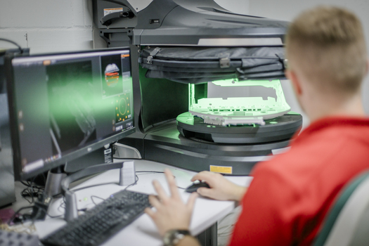 Mann arbeitet am 3D Scanner.jpg